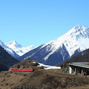 Zug in alpiner Region 