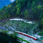 Zug vor Alpenlandschaft